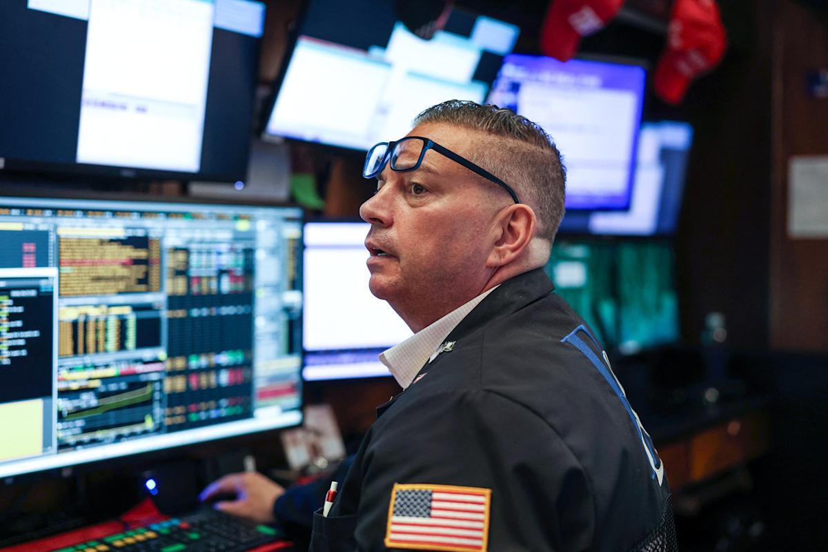 800-Point Dow Drop: Treasury Yield Surge Triggers Market Sell-Off, Bitcoin Reaches New Peak 800-Point Dow Drop: Treasury Yield Surge Triggers Market Sell-Off, Bitcoin Reaches New Peak