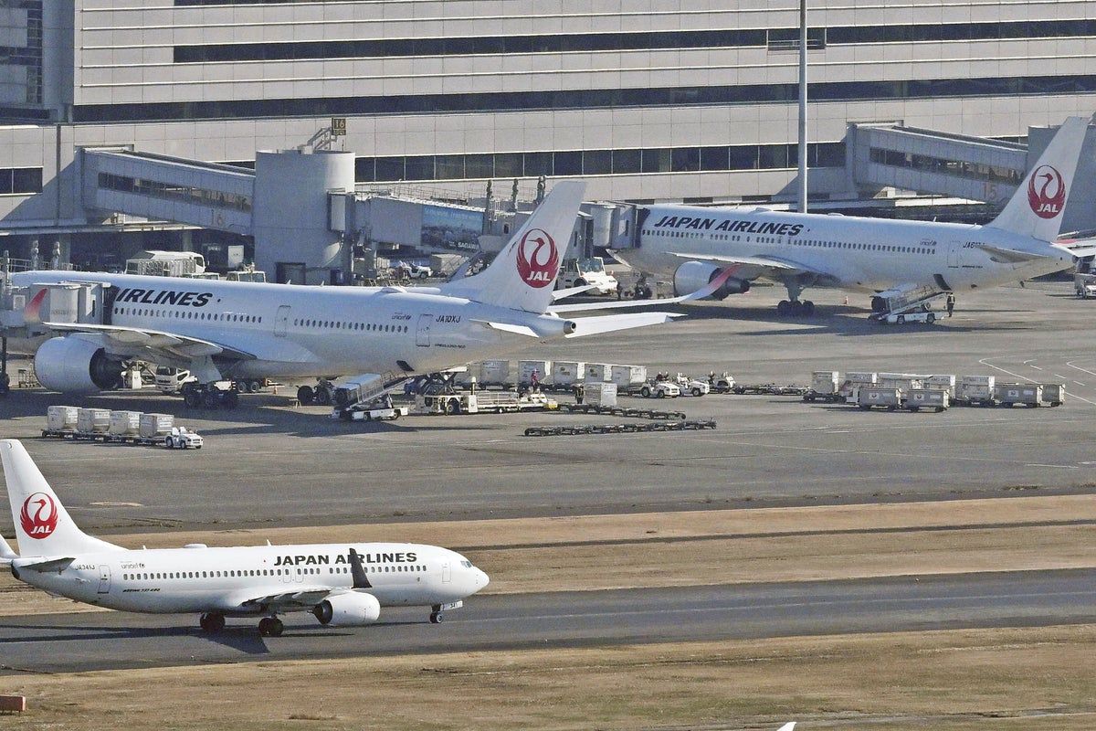 Emergency Landing: Japan Airlines Aircraft Hits Runway Lights Emergency Landing: Japan Airlines Aircraft Hits Runway Lights