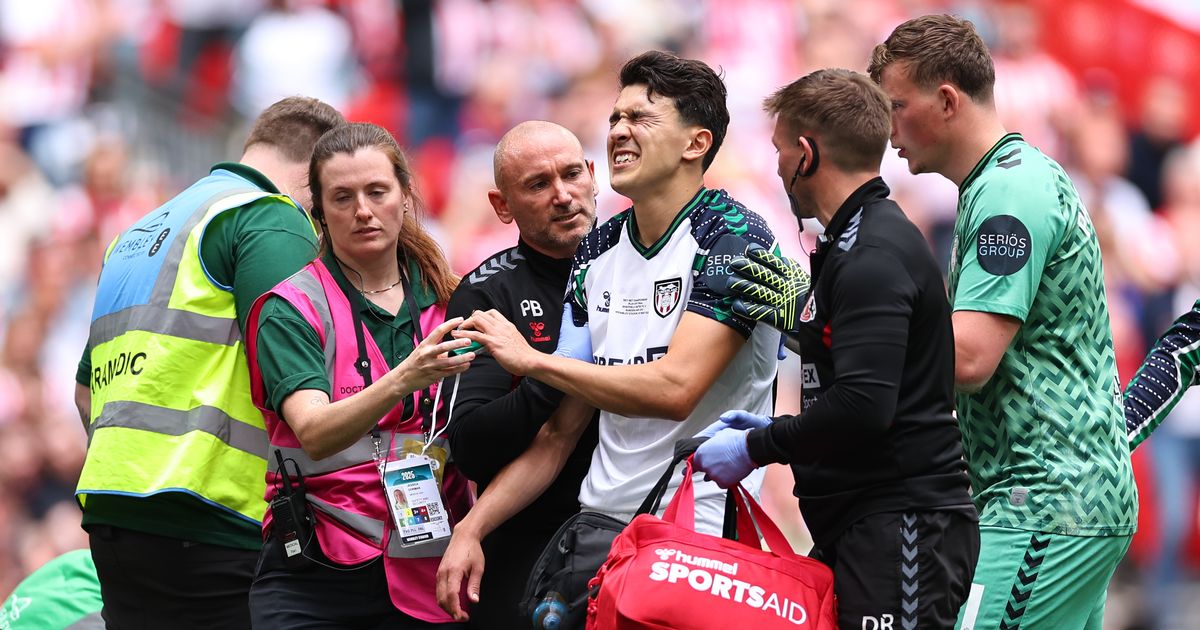 Injury Shock: Sunderland Star Needs Oxygen Just Two Minutes Into Championship Play-Off Final Injury Shock: Sunderland Star Needs Oxygen Just Two Minutes Into Championship Play-Off Final
