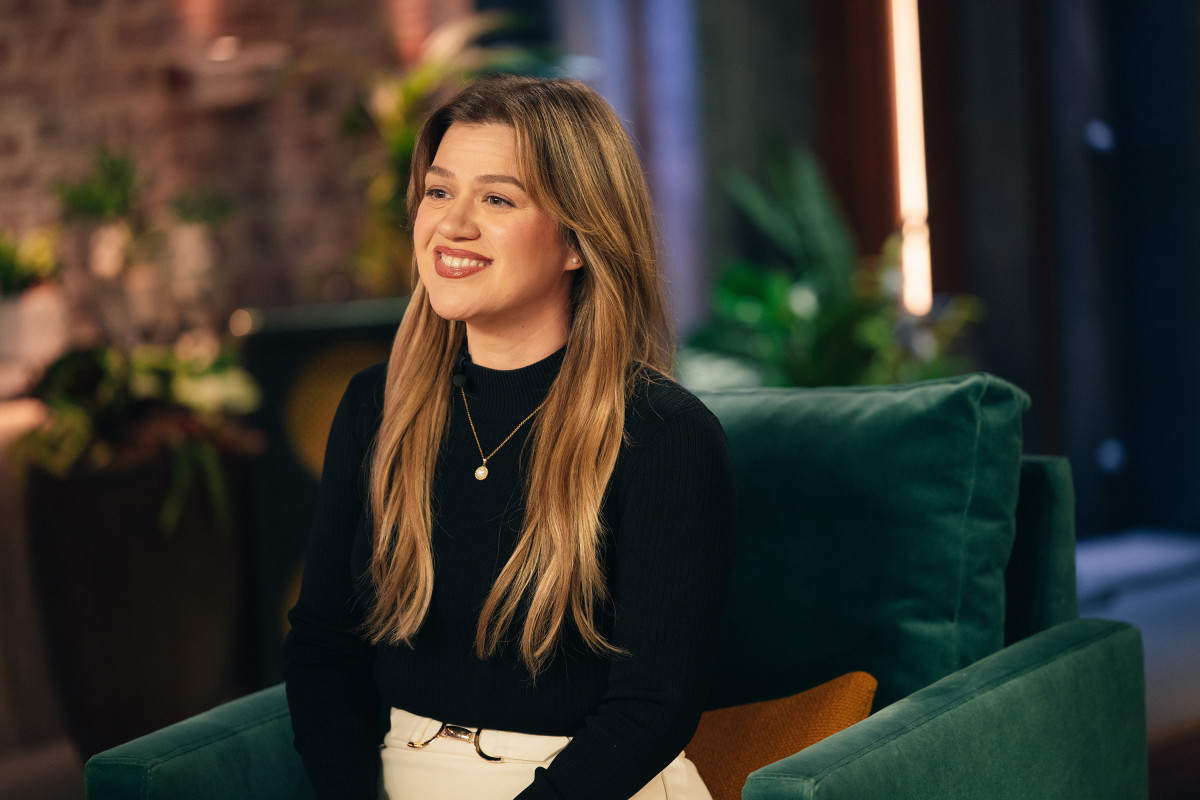 Kelly Clarkson's Surprise Guest: A Fan's Delight Kelly Clarkson's Surprise Guest: A Fan's Delight