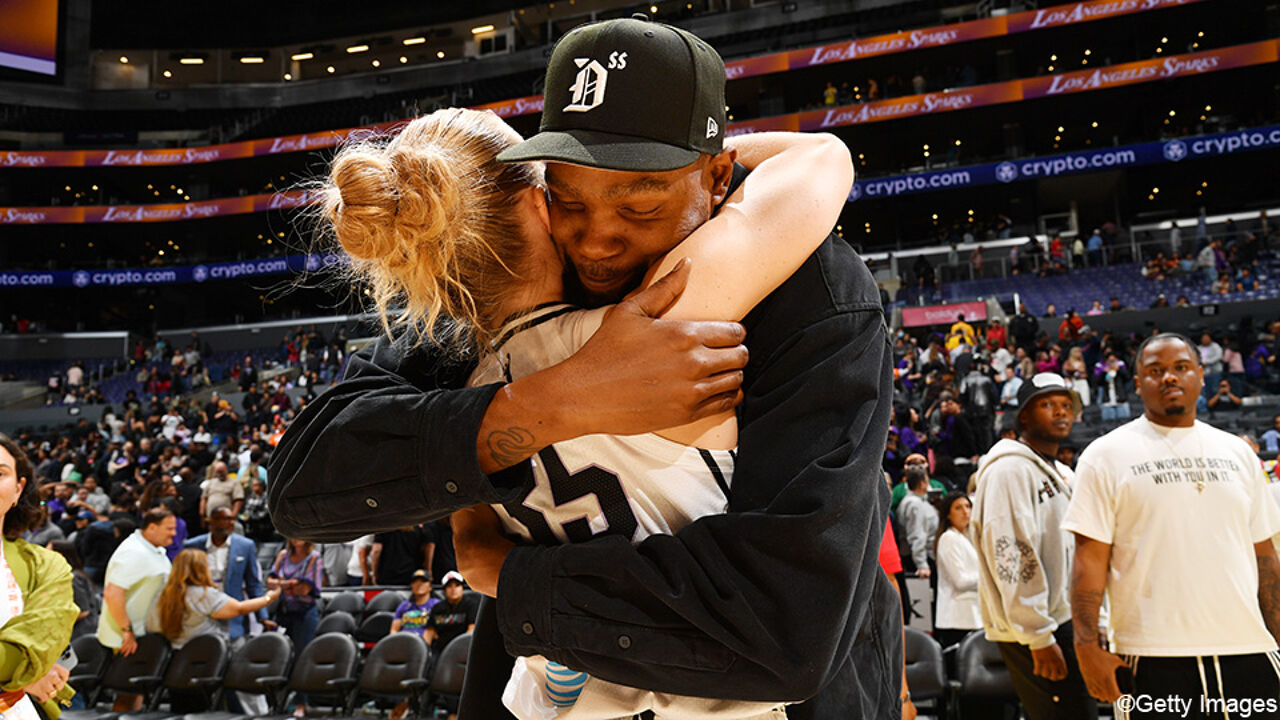 Kevin Durant Geeft Belgian Cat Julie Vanloo Een Knuffel: Fanmoment Van Het Jaar Kevin Durant Geeft Belgian Cat Julie Vanloo Een Knuffel: Fanmoment Van Het Jaar