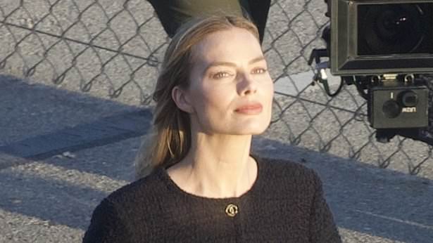 Margot Robbie Flaunts Toned Figure In Malibu Swimsuit Margot Robbie Flaunts Toned Figure In Malibu Swimsuit
