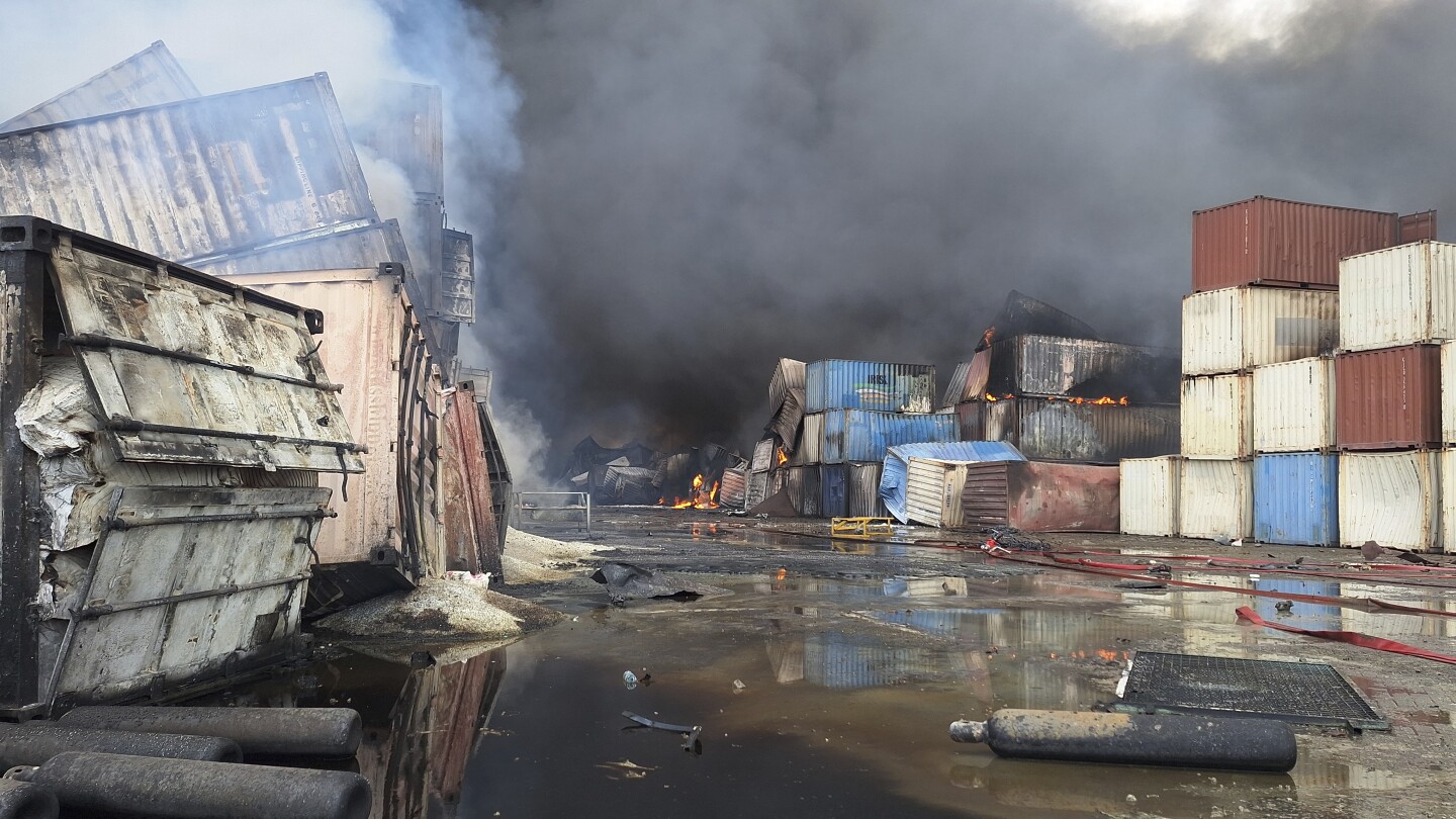 Massive Explosion Rocks Iranian Port, Killing 25 And Injuring 800 Massive Explosion Rocks Iranian Port, Killing 25 And Injuring 800