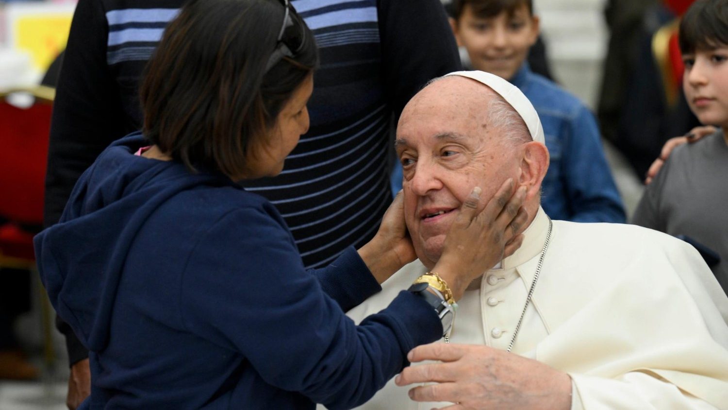 Migranti, Transgender E Poveri In Piazza Per L'Ultimo Saluto A Papa Francesco Migranti, Transgender E Poveri In Piazza Per L'Ultimo Saluto A Papa Francesco