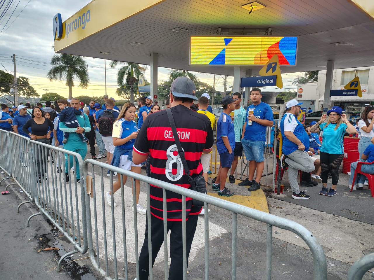 Mineirão: A União E A Rivalidade Entre Cruzeirenses E Flamenguistas Mineirão: A União E A Rivalidade Entre Cruzeirenses E Flamenguistas