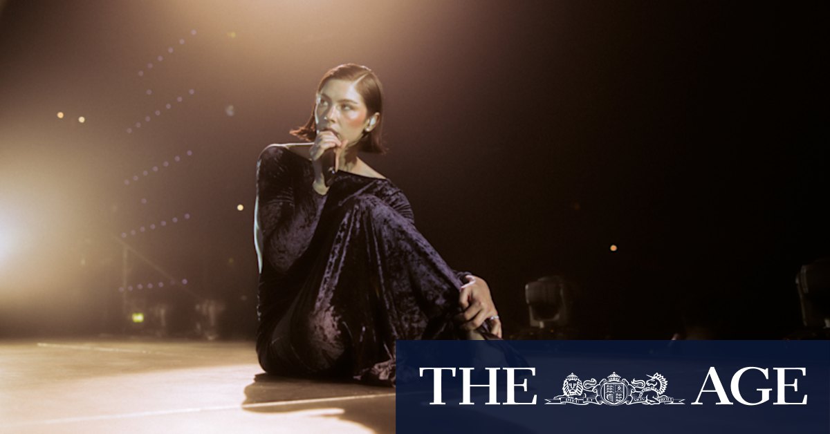 Openly Expressive: Gracie Abrams Connects With Fans Through Powerful Arena Performances Openly Expressive: Gracie Abrams Connects With Fans Through Powerful Arena Performances