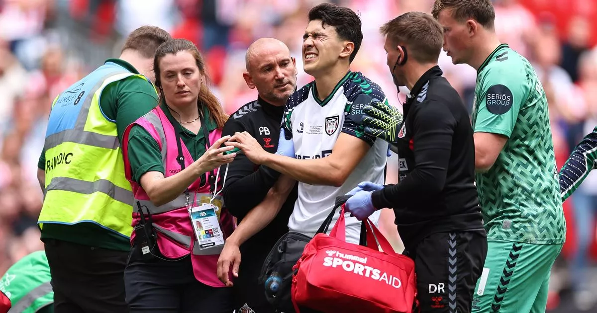 Oxygen Administered To Sunderland Player Following Distressing Injury Against Sheffield United Oxygen Administered To Sunderland Player Following Distressing Injury Against Sheffield United