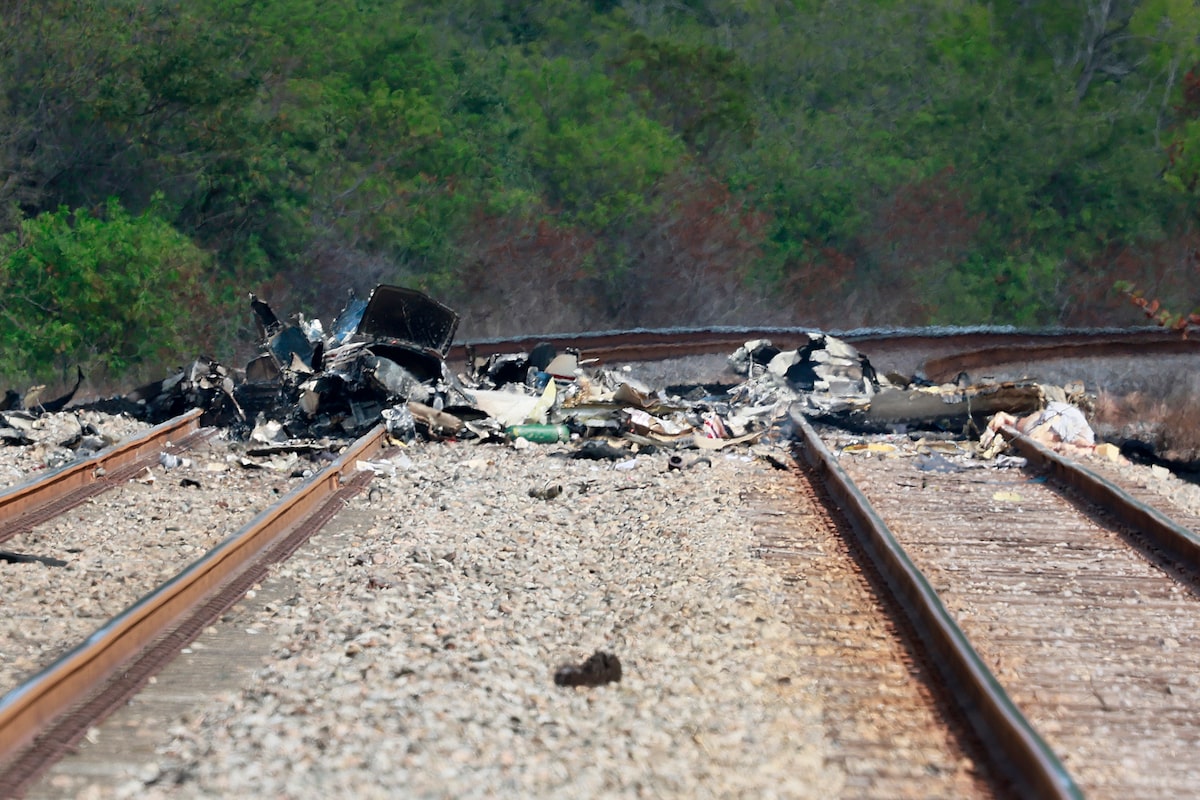 Plane Crash Investigation Underway On South Florida Highway: Three Aboard Plane Crash Investigation Underway On South Florida Highway: Three Aboard