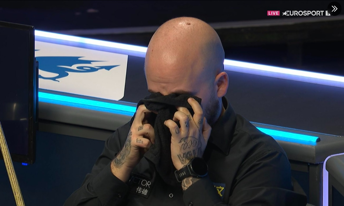 Professional Snooker Match Suspended Due To Player's Migraine-Induced Vision Impairment