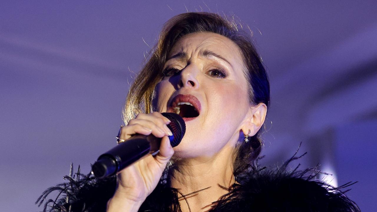 Public Outrage: Tina Arena's Toilet Complaint Sparks Debate Public Outrage: Tina Arena's Toilet Complaint Sparks Debate