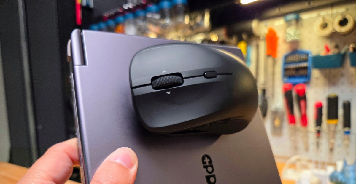 Review: The Convenience Of A Magnetic Mouse & Foldable USB-C Cable Review: The Convenience Of A Magnetic Mouse & Foldable USB-C Cable