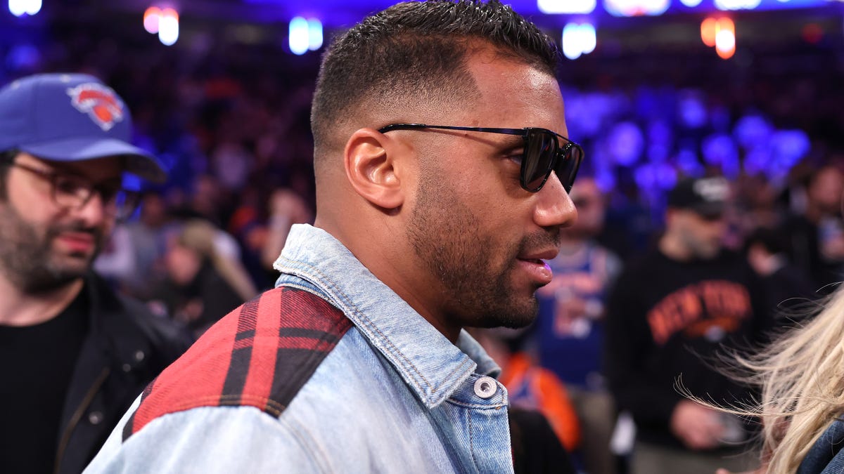 Russell Wilson & Ciara Spotted Courtside: Knicks Vs. Pacers Game 2 Russell Wilson & Ciara Spotted Courtside: Knicks Vs. Pacers Game 2