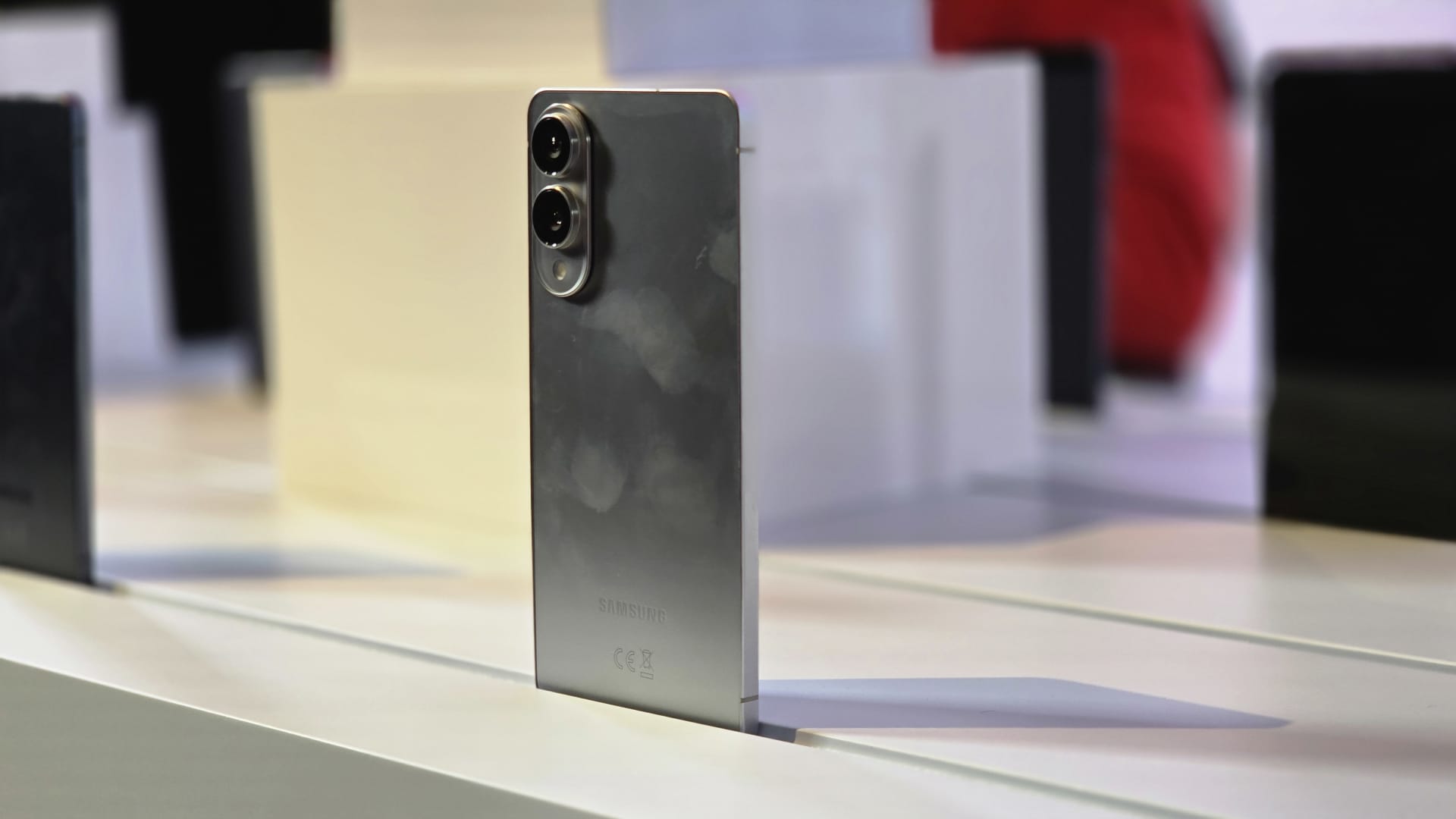 Samsung Unveils S25 Edge: Comparing Ultra-Thin Design To Apple's Prospective 'Air' IPhone Samsung Unveils S25 Edge: Comparing Ultra-Thin Design To Apple's Prospective 'Air' IPhone