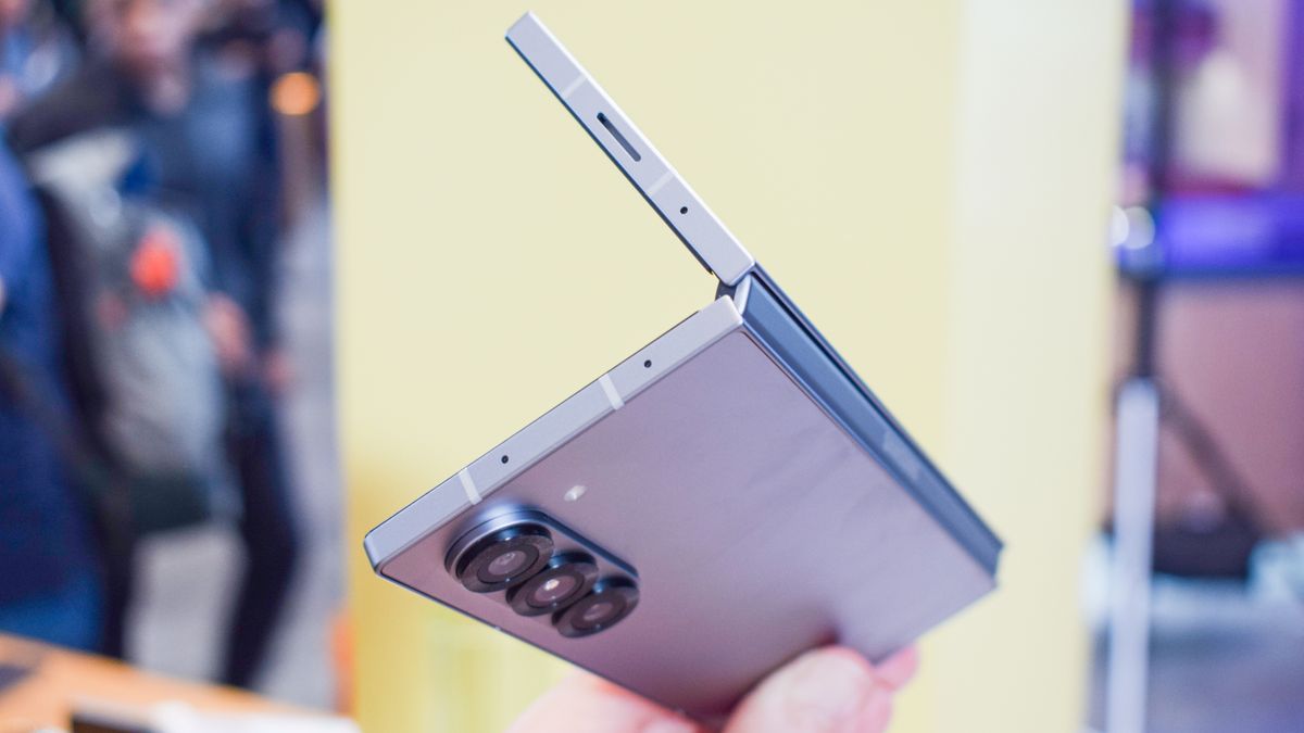 Samsung's Next Tri-Fold: Screen Size, Hinge, And 3 More Predicted Features