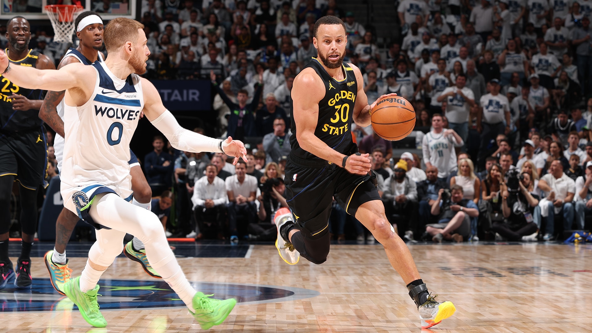 Warriors' Stephen Curry Suffers Hamstring Strain In Series Opener Warriors' Stephen Curry Suffers Hamstring Strain In Series Opener